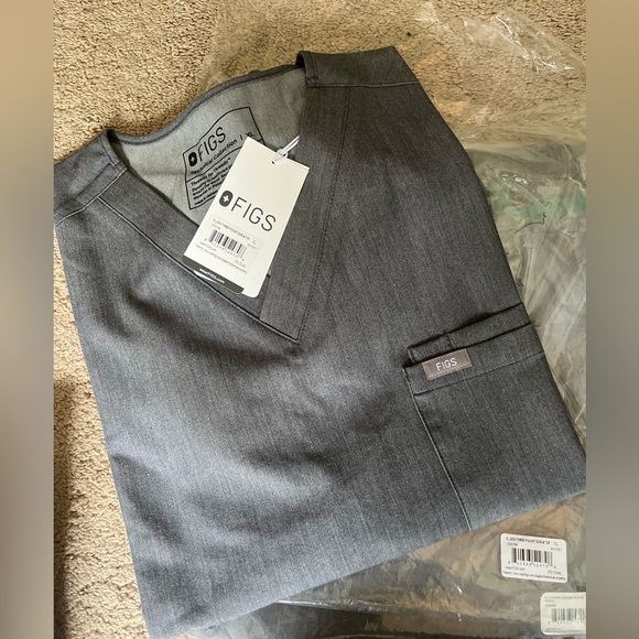 NEVER WORN WITH TAGS- FIGS Mens graphite scrub joggers and top - Picture 3 of 3